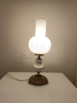 Lámpara de mesa dorada y blanca