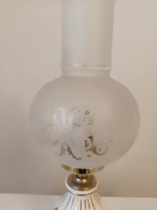 Lámpara de mesa dorada y blanca