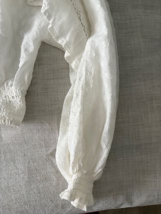 Blusa Zara blanca con volantes
