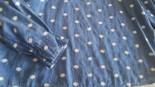 Blusa azul con encaje