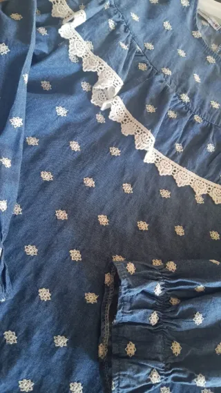 Blusa azul con encaje