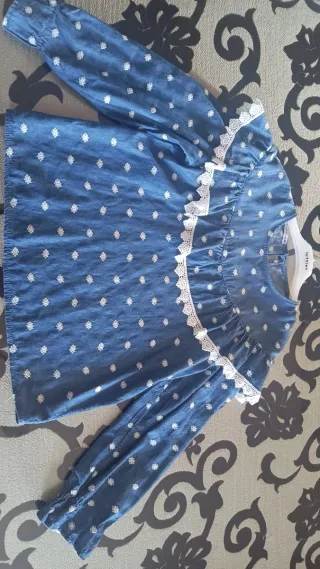 Blusa azul con encaje