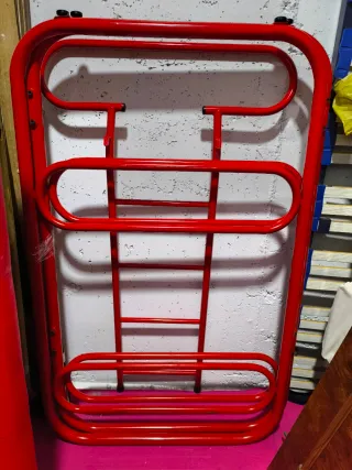 Litera metálica roja