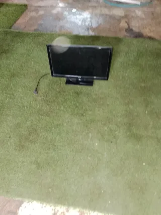 Televisión plana negra 21 pulgadas