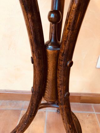 Mesita auxiliar redonda antigua con taracea