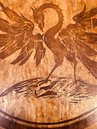 Mesita auxiliar redonda antigua con taracea