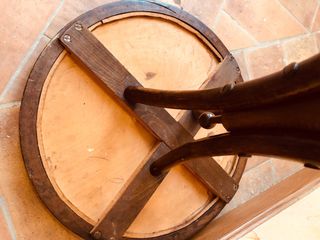 Mesita auxiliar redonda antigua con taracea