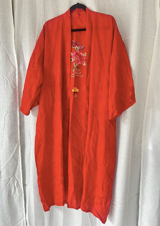 Kimono bata oriental rojo con bordados florales
