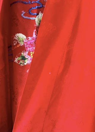 Kimono bata oriental rojo con bordados florales