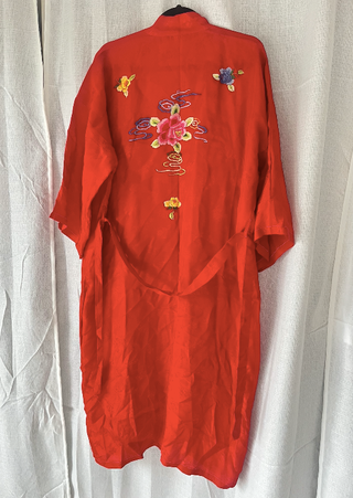 Kimono bata oriental rojo con bordados florales