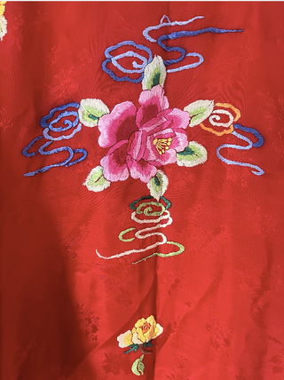 Kimono bata oriental rojo con bordados florales