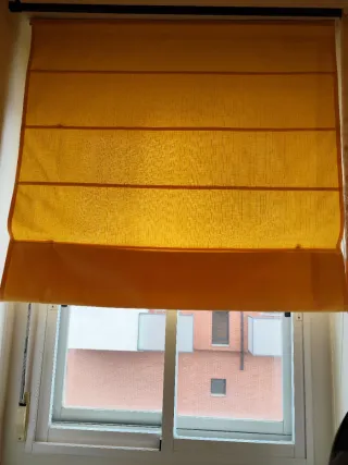 Estores enrollables amarillos de tela