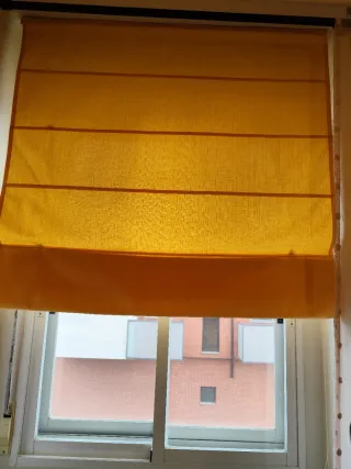 Estores enrollables amarillos de tela