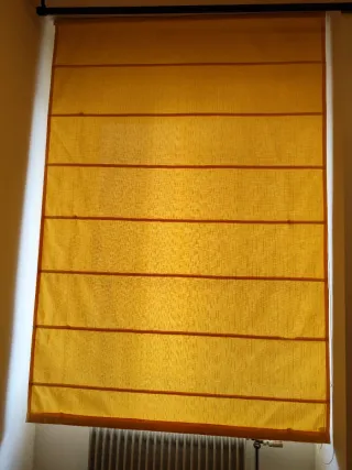 Estores enrollables amarillos de tela