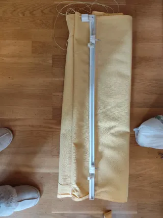 Estores enrollables amarillos de tela