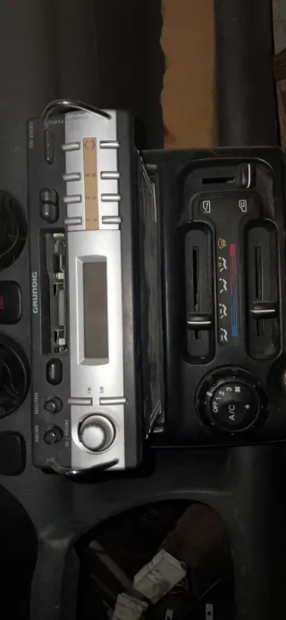 Salpicadero H con radiocasete