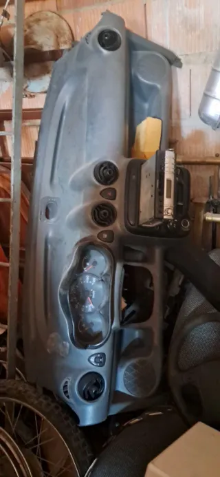 Salpicadero H con radiocasete