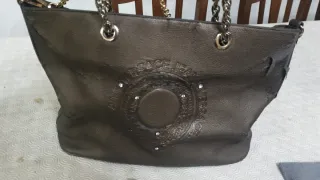 Borsa marrone in pelle con catena