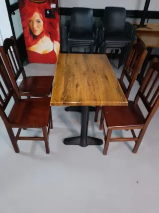 Mesa de bar de madera con 4 sillas