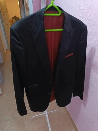 Americana negra con forro rojo