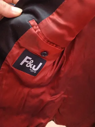 Americana negra con forro rojo