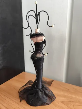 Maniquí Joyero Negro y Dorado