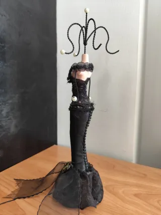 Maniquí Joyero Negro y Dorado