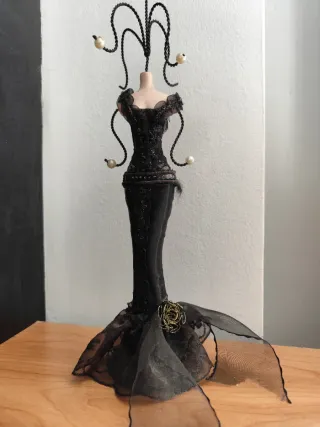 Maniquí Joyero Negro y Dorado