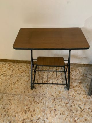 Mesa auxiliar TV antigua con ruedas