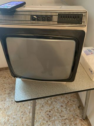 Mesa auxiliar TV antigua con ruedas