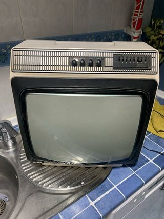 Mesa auxiliar TV antigua con ruedas