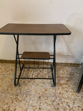 Mesa auxiliar TV antigua con ruedas