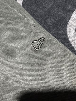 Pantalón chándal UP beige y verde