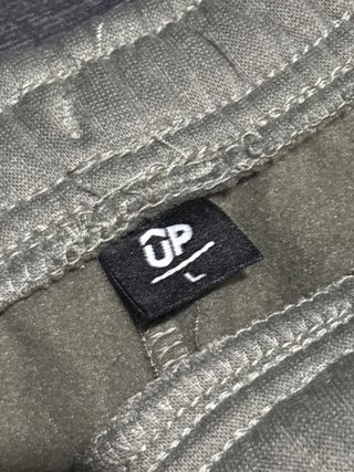 Pantalón chándal UP beige y verde