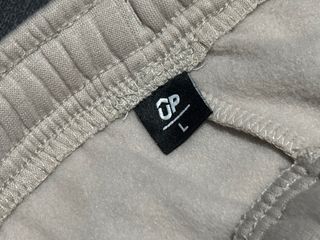 Pantalón chándal UP beige y verde