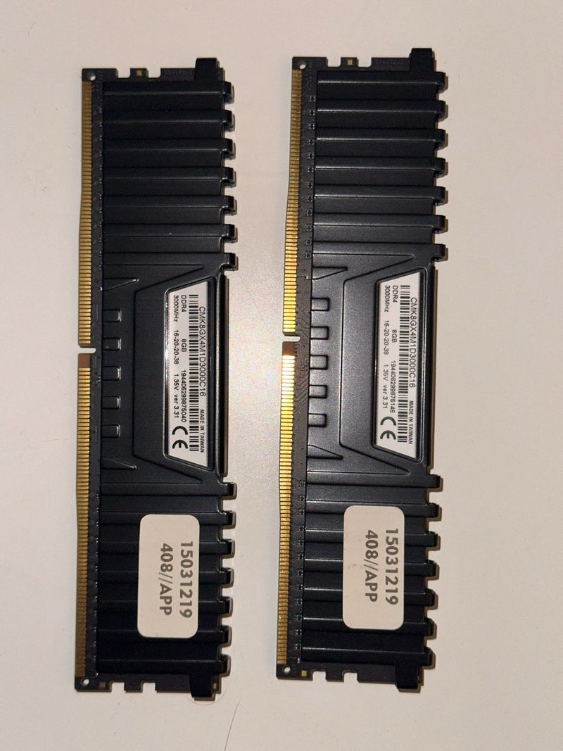 2x Corsair DDR4 8GB 3000MHz RAM