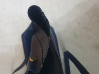 Borsa blu con dettagli oro