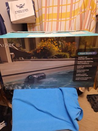 Robot Limpiafondos Aiper Negro y Azul Scuba s1