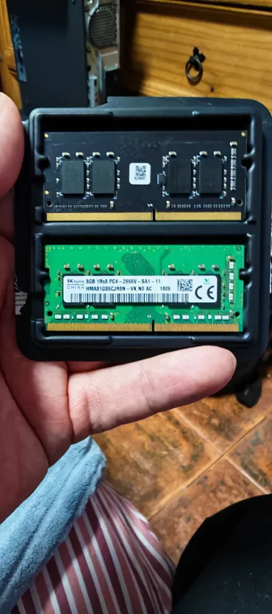 2x 8GB DDR4 SODIMM 2666MHz.