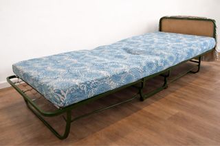 Cama plegable individual con colchón / mesilla