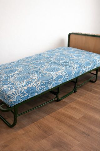 Cama plegable individual con colchón / mesilla