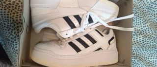 Zapatillas Adidas Urbanas Blancas y Negras