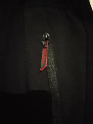 Pantalón negro con cordón y bolsillos