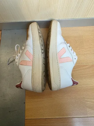 Zapatillas Veja - Detalle "V" Rosa - Talla 37