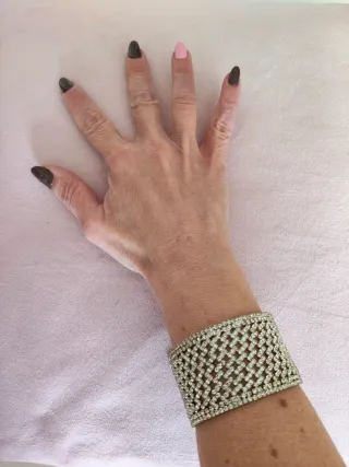 Pulsera brazalete pedrería plateada