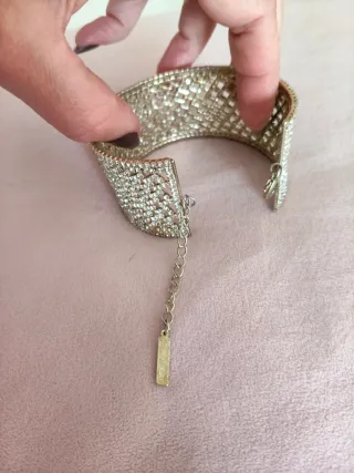 Pulsera brazalete pedrería plateada