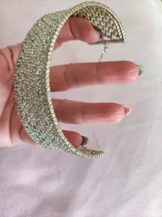 Pulsera brazalete pedrería plateada