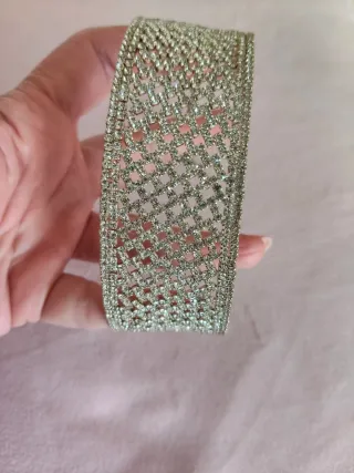 Pulsera brazalete pedrería plateada