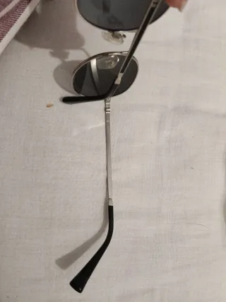 Gafas de sol ovaladas plateadas y negras