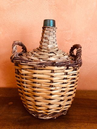 Garrafa de mimbre con asas